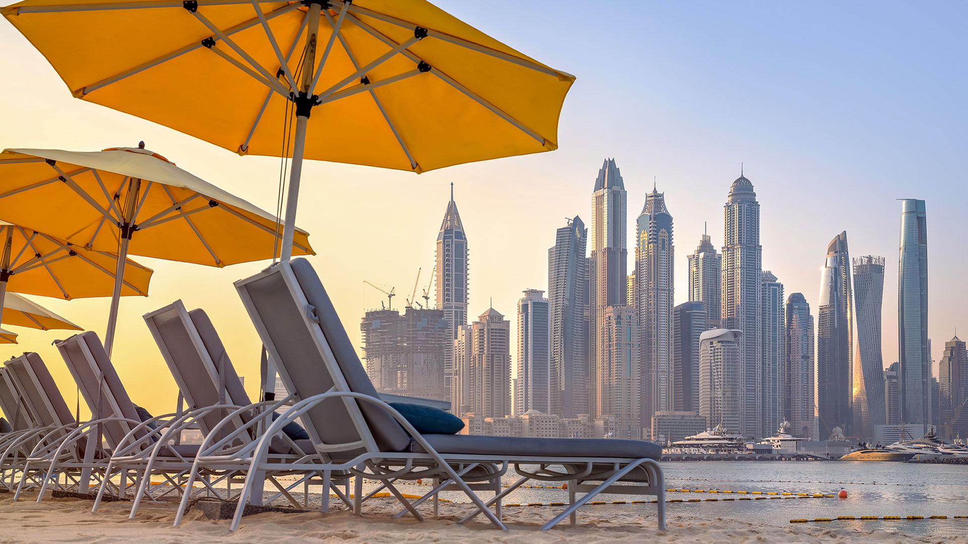 Leere Sonnenliegen am Jumeirah Strand in Dubai. | picture alliance / Zoonar