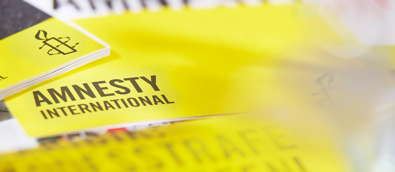 Zu sehen ist das Logo von Amnesty International auf einer Broschüre.