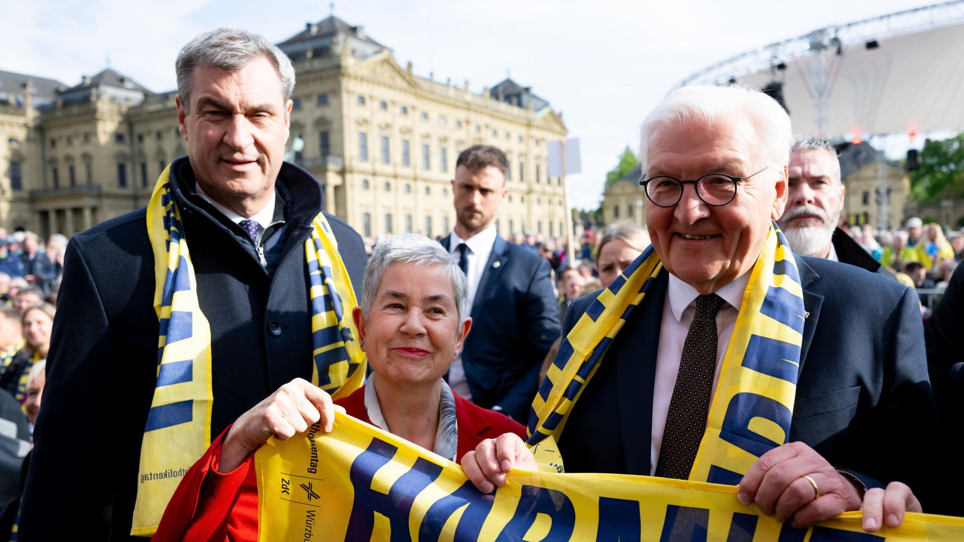 Bayerns Ministerpräsident Söder, ZdK-Präsidentin Stetter-Karp und Bundespräsident Steinmeier beim Katholikentag in Würzburg. | Sven Hoppe/dpa