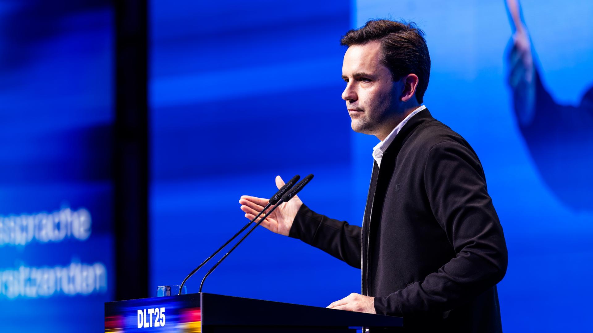 JU-Chef Winkel redet auf dem Treffen seiner Organisation | dpa