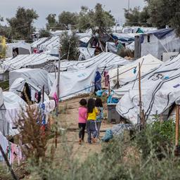 Kinder laufen durch ein Zeltlager auf Lesbos