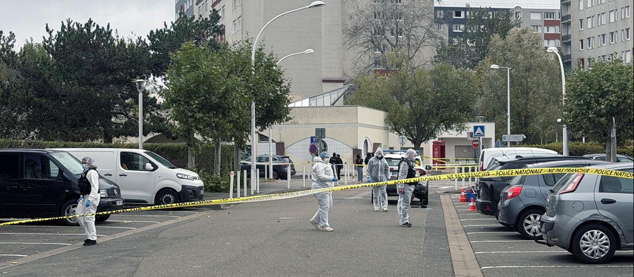 Polizisten arbeiten an einer Einsatzstelle in Trappes, nahe Paris, Frankreich