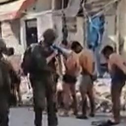 Aufnahmen von nur mit Unterhosen bekleideten palästinensischen Männern im nördlichen Gazastreifen