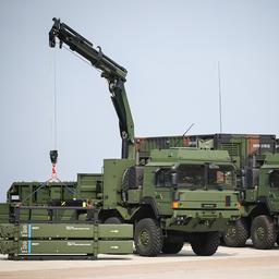 Fahrzeuge eines Luftverteidigungssystems stehen vor der Indienststellung auf dem Gelände einer Kaserne. 