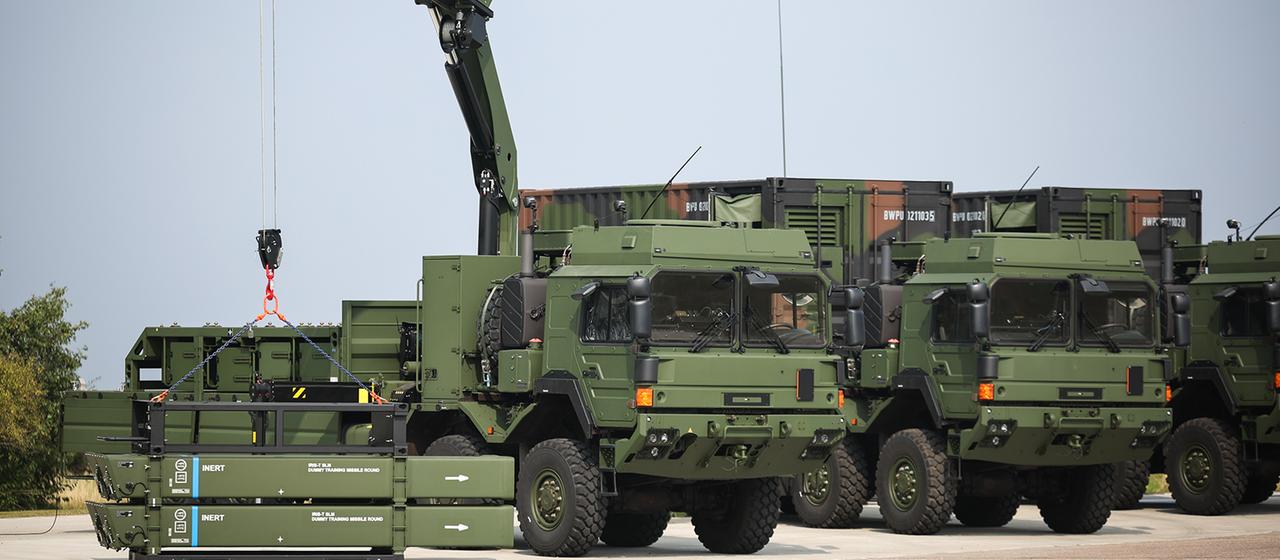 Fahrzeuge eines Luftverteidigungssystems stehen vor der Indienststellung auf dem Gelände einer Kaserne. 