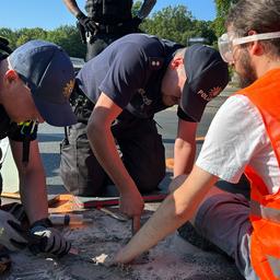 Aktivisten der Gruppe "Letzte Generation" blockieren den Großen Stern an der Siegessäule in Berlin. 