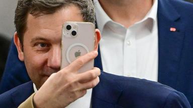 Lars Klingbeil posiert für Selfie mit anderen Fraktionsmitgliedern.