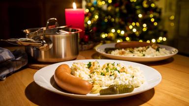 er kulinarische Klassiker des deutschen Weihnachtsfestes: Kartoffelsalat mit Würstchen.