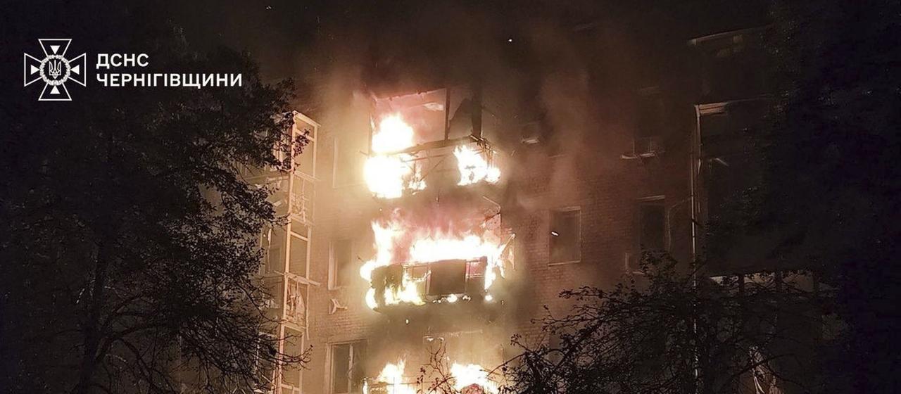 Ein brennendes Wohnhaus in Nizhyn in der Region Tschernihiw in der Ukraine. | Ukrainian Emergency Service via AP Ein brennendes Wohnhaus in Nizhyn in der Region Tschernihiw in der Ukraine.