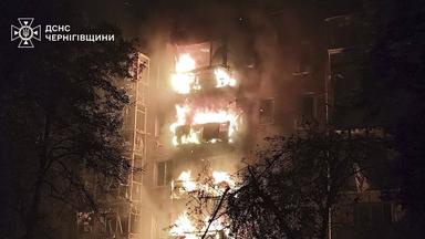 Ein brennendes Wohnhaus in Nizhyn in der Region Tschernihiw in der Ukraine.