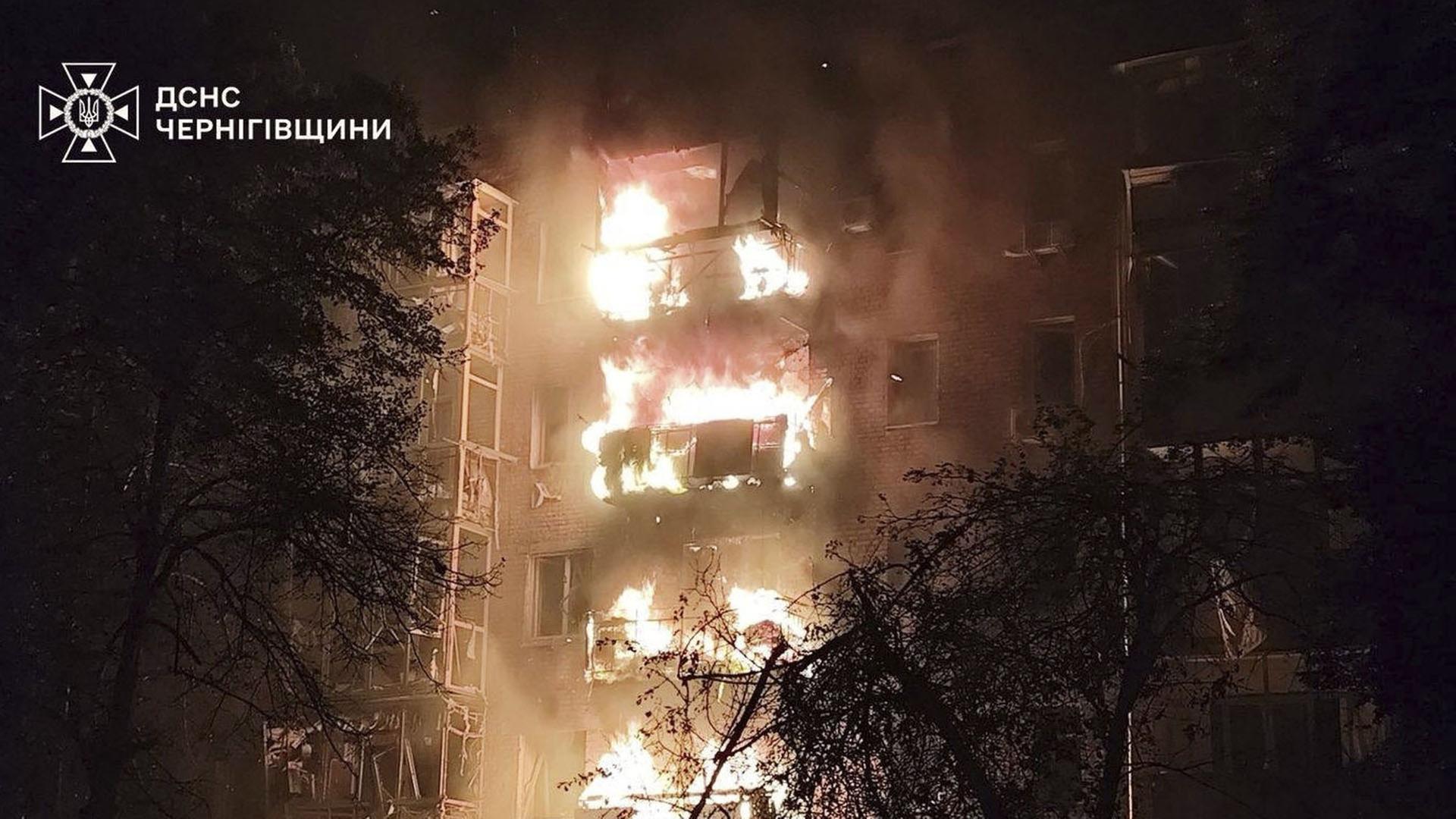 Ein brennendes Wohnhaus in Nizhyn in der Region Tschernihiw in der Ukraine. | Ukrainian Emergency Service via AP