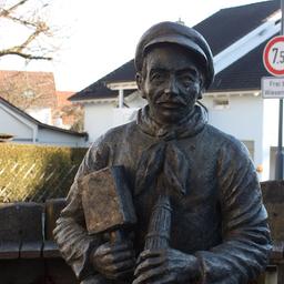 Statue von Cilli Breuers von einem Besenbinder