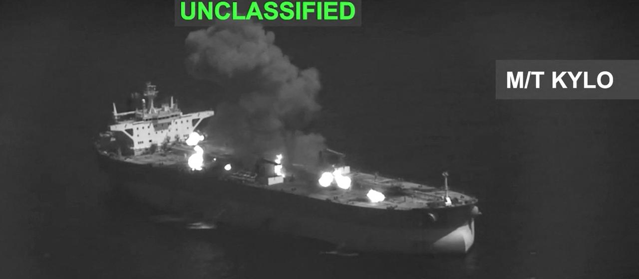 Auf einer Aufnahme mit dem Hinweis "UNCLASSIFIED" ist ein brennender Öltanker zu sehen.