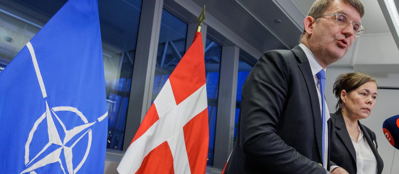 Troels Lund Poulsen und Vivian Motzfeldt stehen nebeneinander bei einer PK in Brüssel