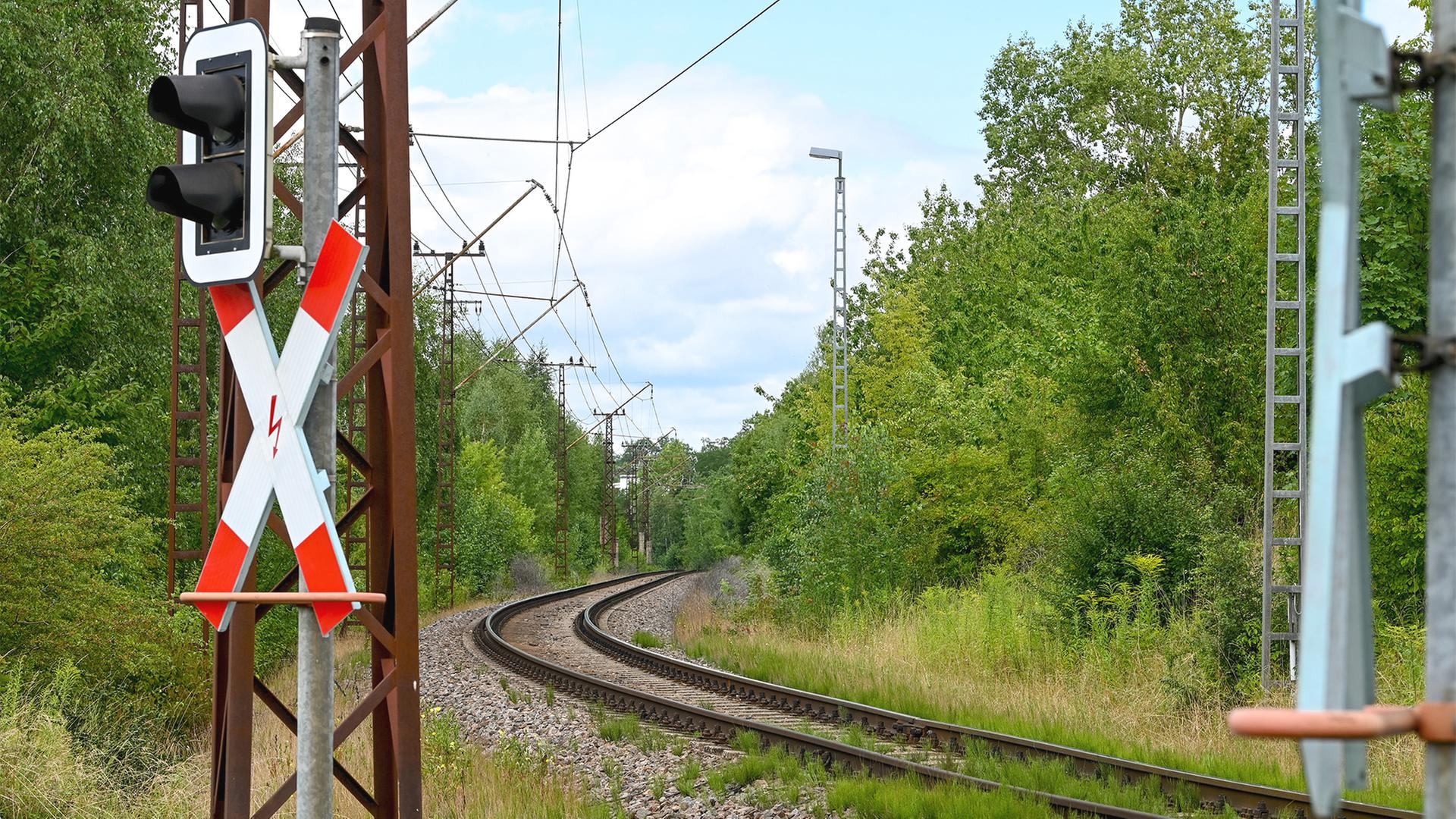 Unbekannte legen Brand an Datenkabel der Bahn in Sachsen-Anhalt