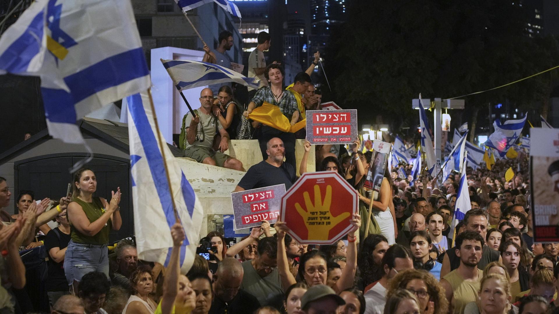 Demonstranten haben sich in der iraelischen Hauptstadt Tel Aviv versammelt und fordern die Freilassung der von der Hamas festgehaltenen Geiseln.  | AP