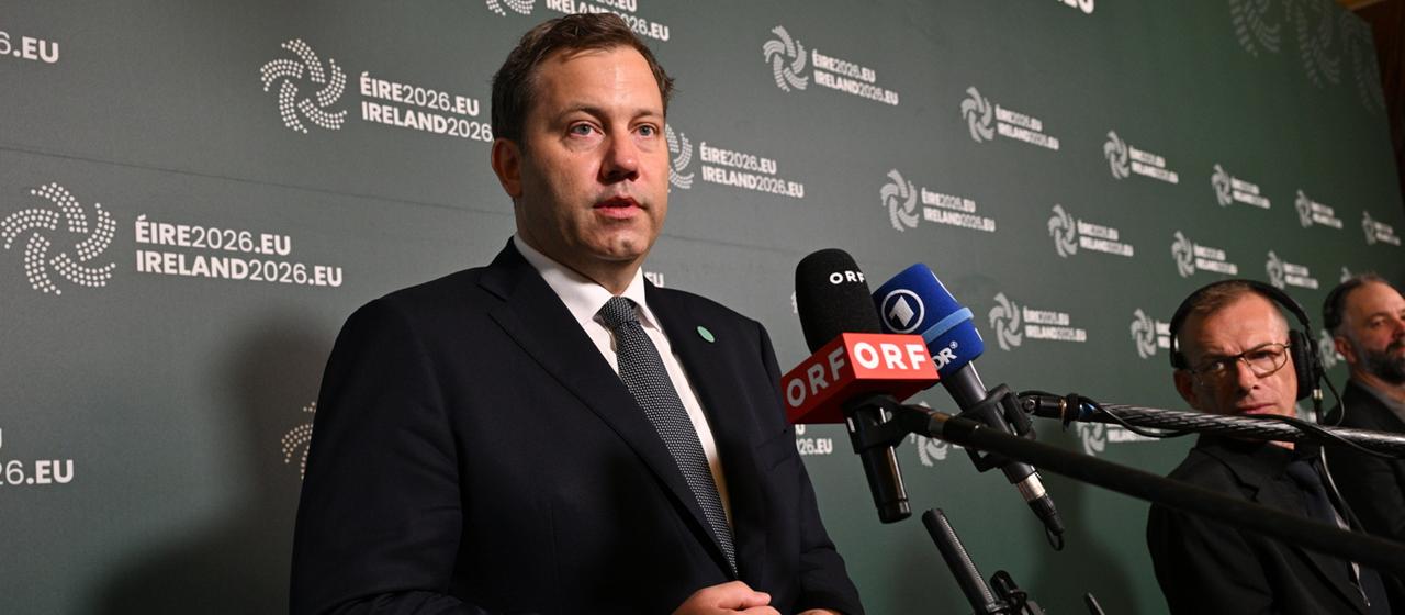 Bundesfinanzminister Klingbeil spricht beim Finanzministertreffen in Dublin vor den Medien.