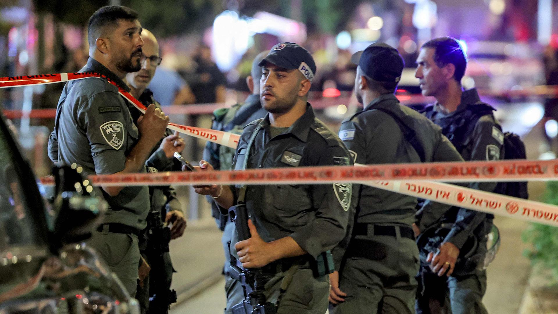 Israelische Grenzsoldaten stehenam Tatort eines Schusswechsels vor der Al-Nuzha-Moschee am Jersalem-Boulevard in Jaffa.