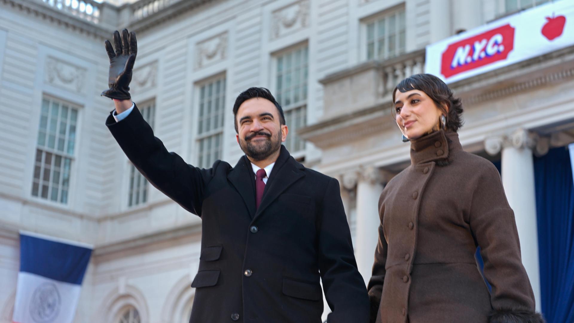 Zohran Mamdani und seine Frau Rama Diwaji bei seiner Amtseinführung | EPA