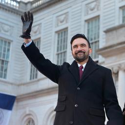 Zohran Mamdani und seine Frau Rama Diwaji bei seiner Amtseinführung