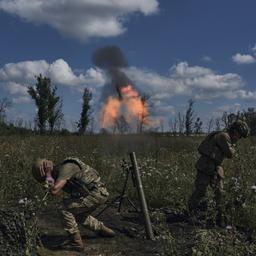  Ukrainische Soldaten feuern mit einem Mörser auf russische Stellungen an der Frontlinie.