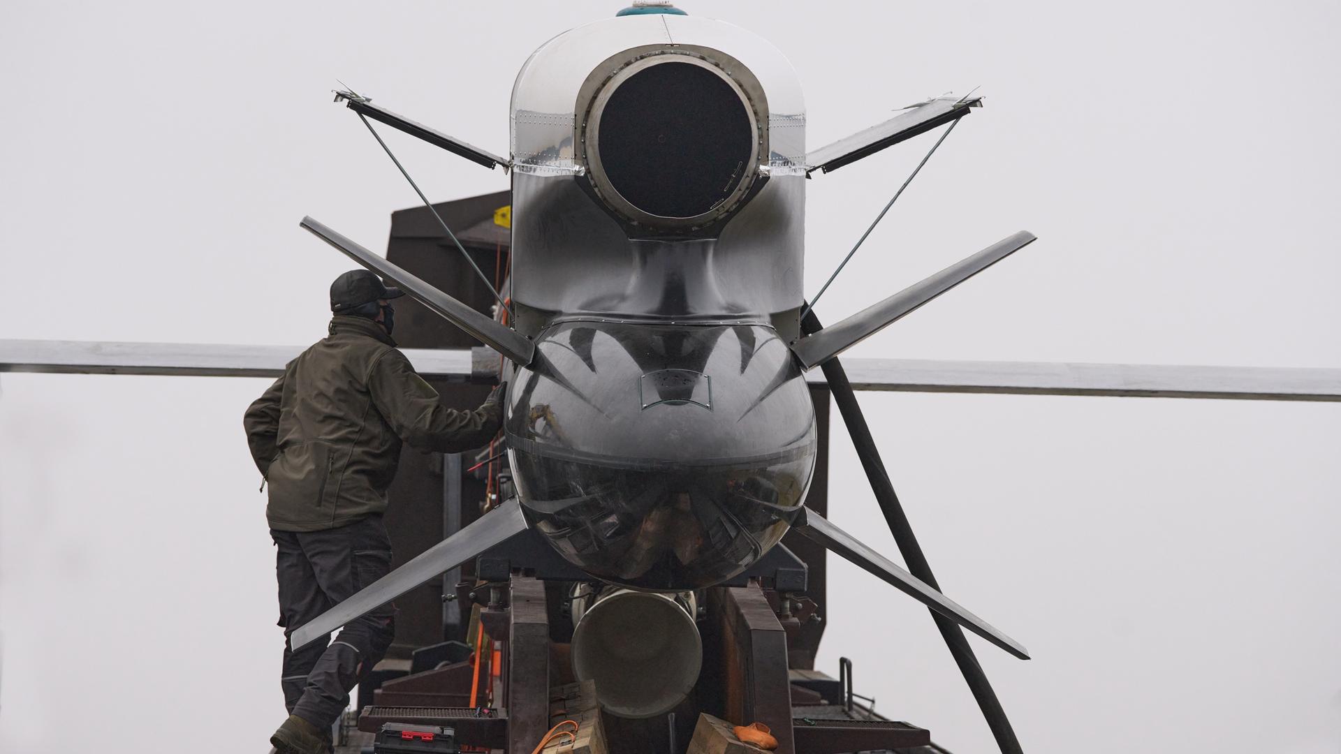 Militärs inspizieren einen 