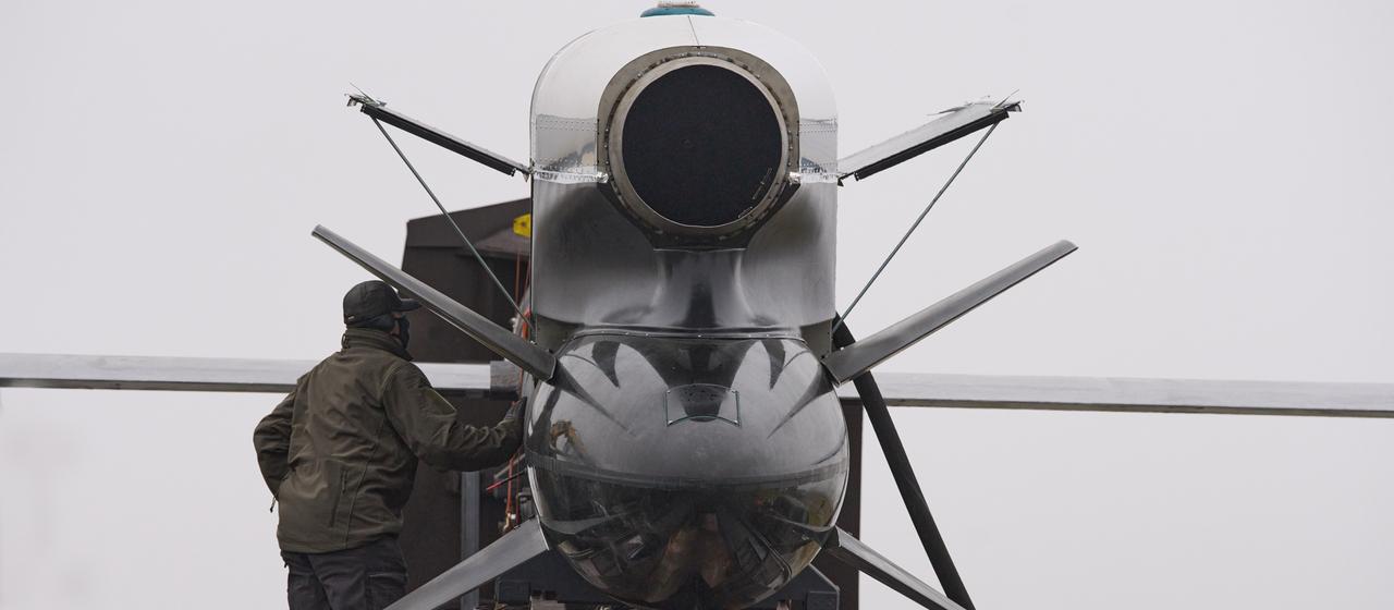 Militärs inspizieren einen 