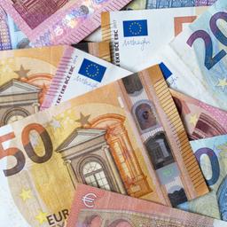 Zahlreiche Banknoten von 10, 20 und 50 Euro liegen auf einem Tisch