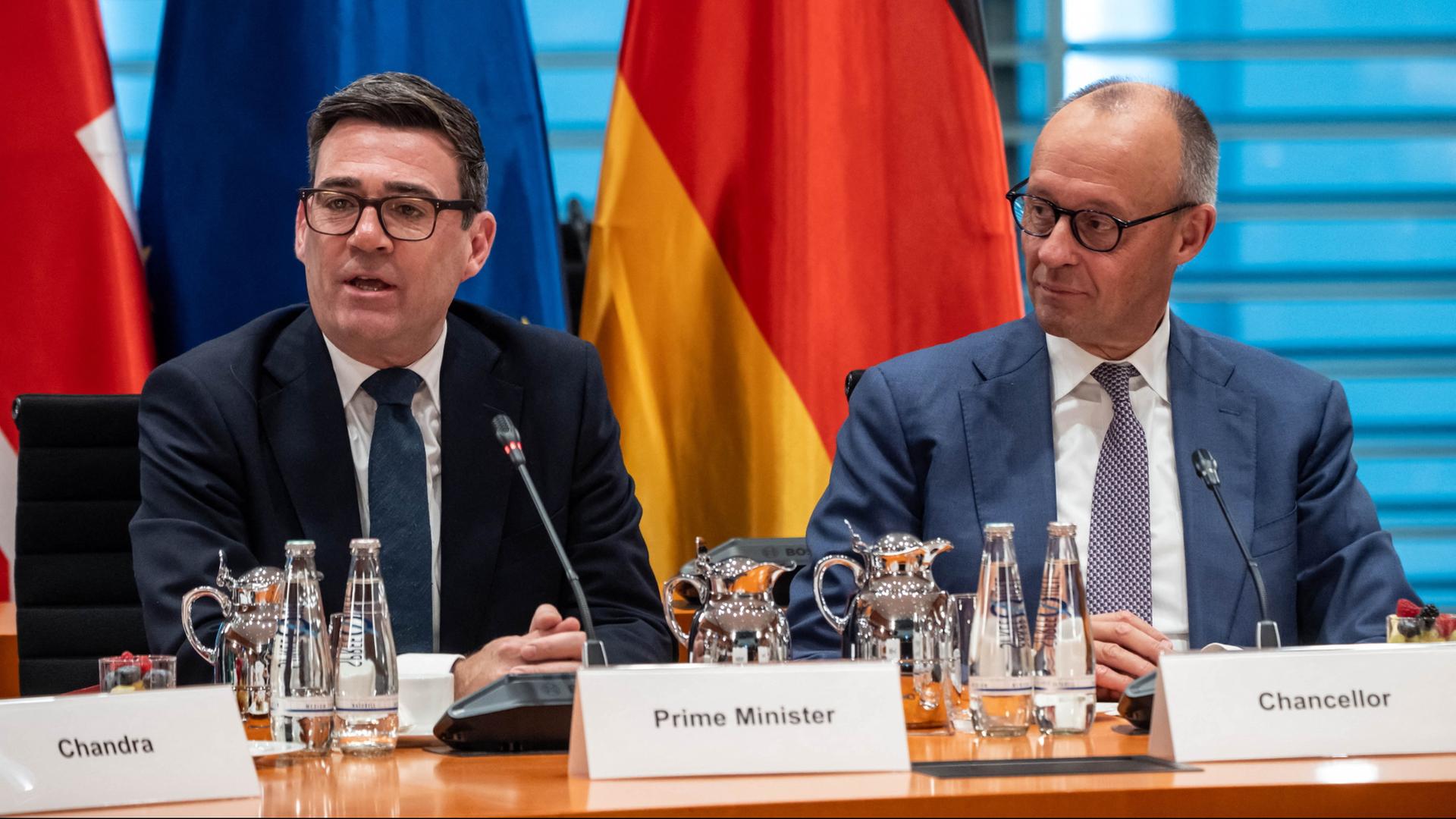 Andy Burnham und Friedrich Merz | Michael Kappeler/dpa