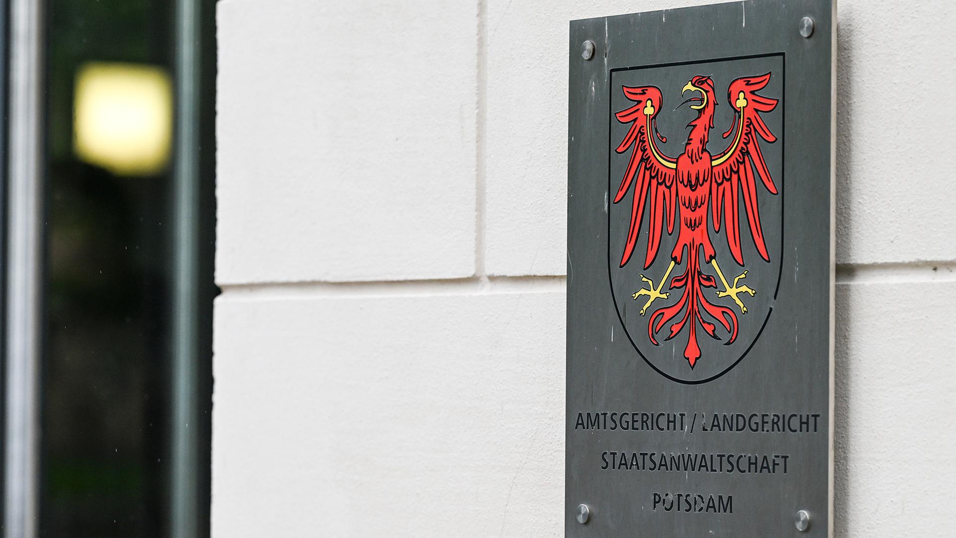 Ein Schild weist am Gebäude vom Justizzentrum Potsdam in der Jägerallee auf das Amtsgericht, das Landgericht und die Staatsanwaltschaft hin. (Quelle: dpa/Jens Kalaene) | dpa/Jens Kalaene