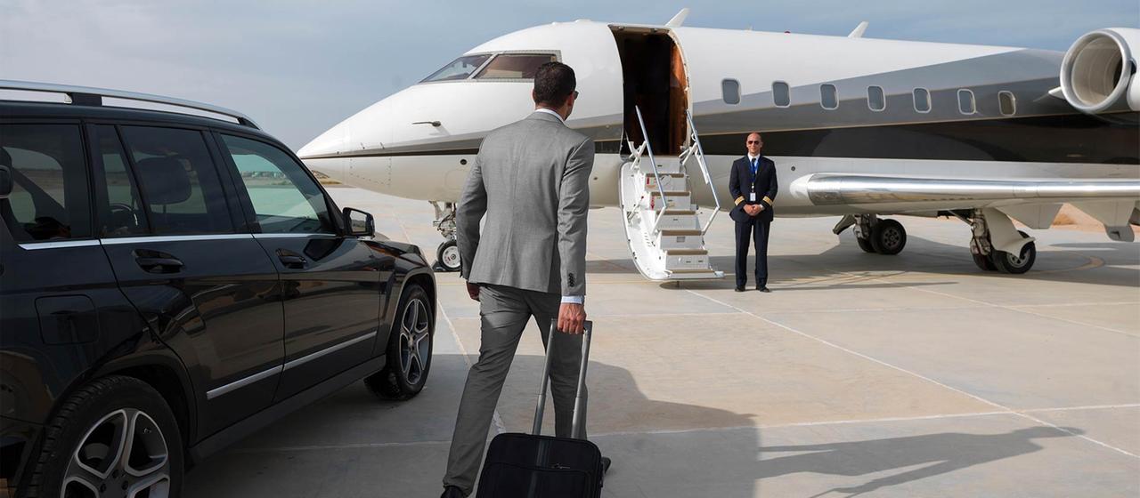 Passagier beim Boarding eines Privatjets.