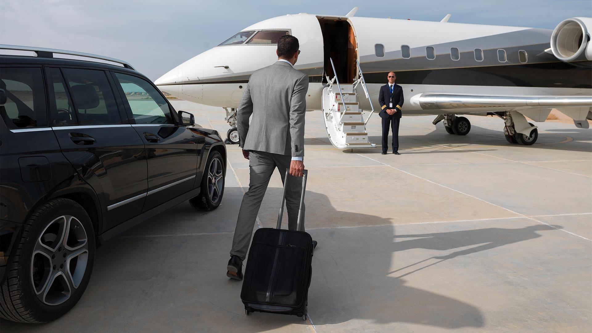 Passagier beim Boarding eines Privatjets. | picture alliance / Zoonar