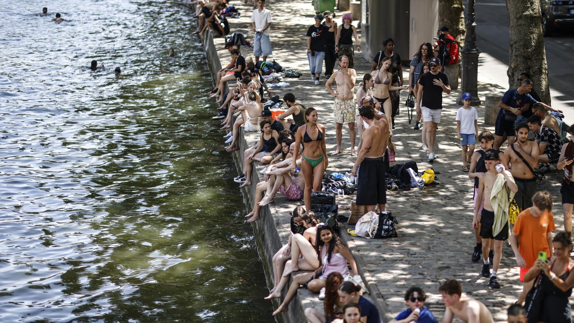 Menschen sitzen am Canal Saint-Martin in Paris | EPA