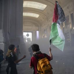 Teilnehmer einer Demonstration stoßen mit der Polizei im Mailänder Bahnhof zusammen