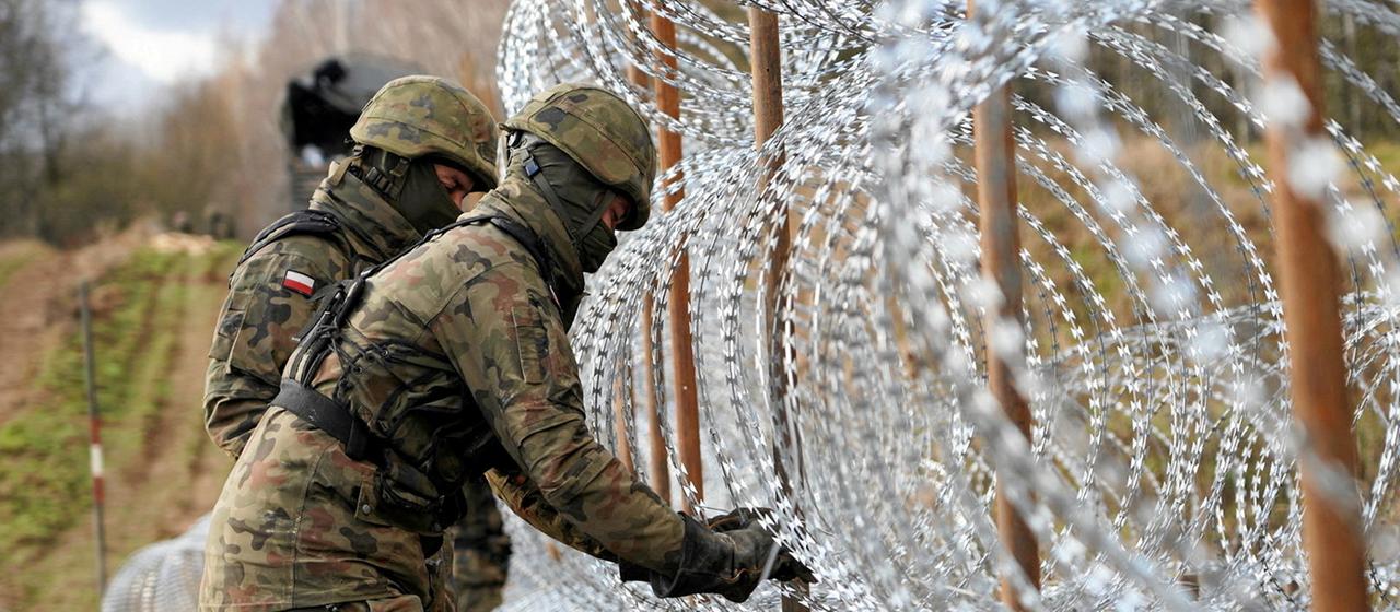 Soldaten errichten einen Stacheldrahtzaun an der polnischen Grenze zur russischen Exklave Kaliningrad in der Nähe von Bolcie, Polen.