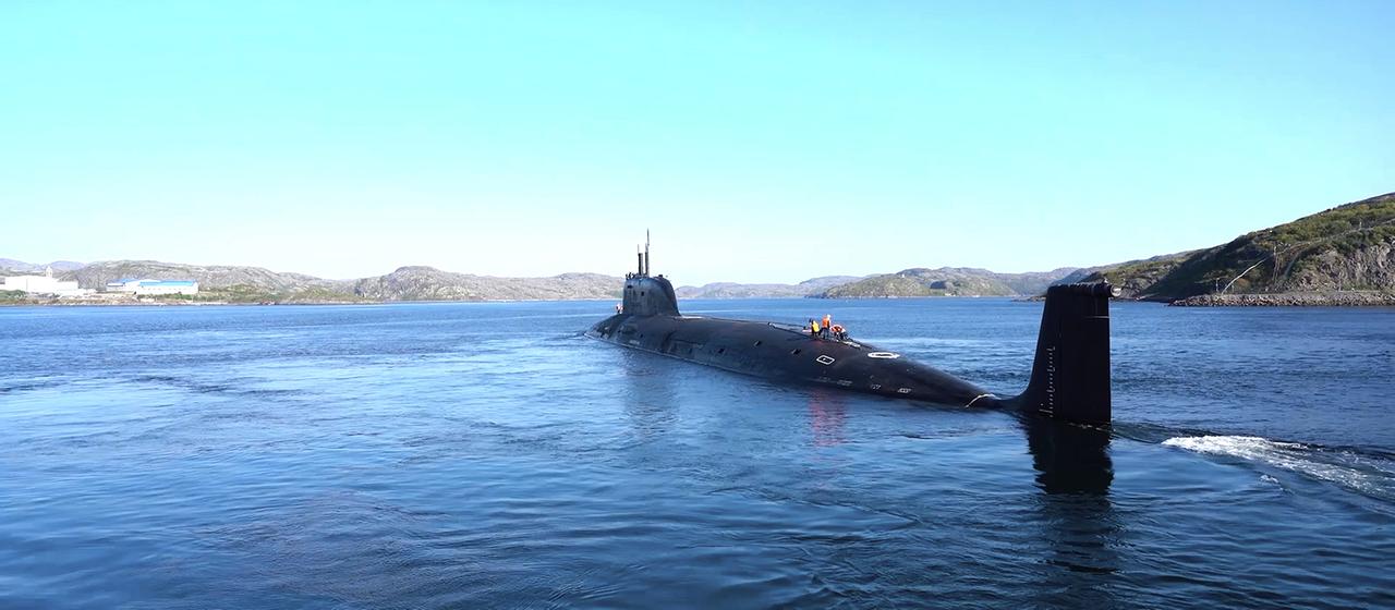 Auf diesem Foto aus einem vom Pressedienst des russischen Verteidigungsministeriums am Freitag, den 12. September 2025, verbreiteten Video sticht ein russisches Atom-U-Boot während gemeinsamer Militärübungen zwischen Russland und Belarus in See.