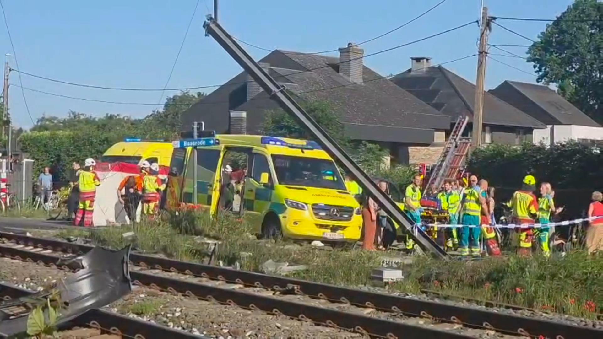 Rettungskräfte nach dem Zugunglück in Belgien | VTM via AP