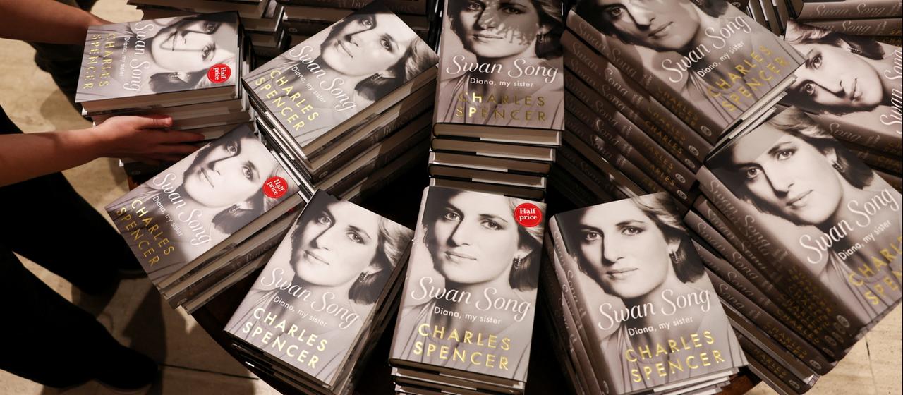 Das Buch "Swan Song: Diana, My Sister" von Charles Spencer liegt in einem Buchladen in London aus.
