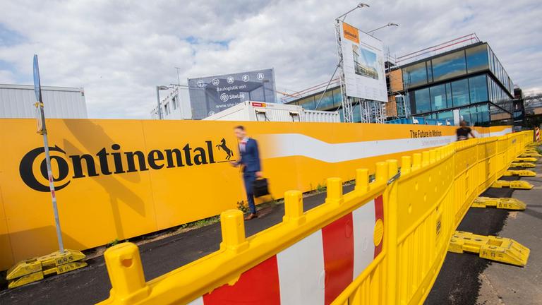 Bauzäune und Absperrungen stehen an der Baustelle der neuen Konzernzentrale von Continental.
