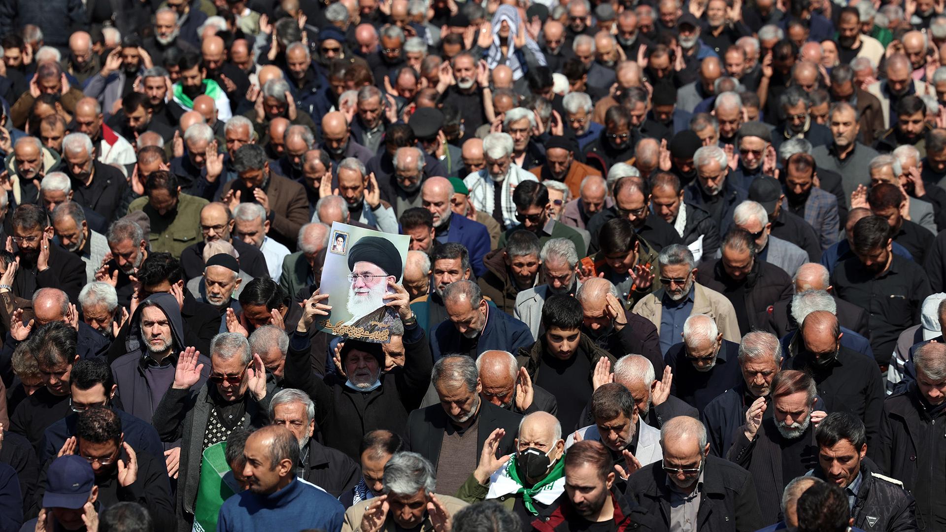 Ein iranischer Mann hält ein Bild von Ayatollah Ali Khamenei während der Freitagsgebetszeremonie in der Mosallah-Moschee in Teheran, Iran. | EPA