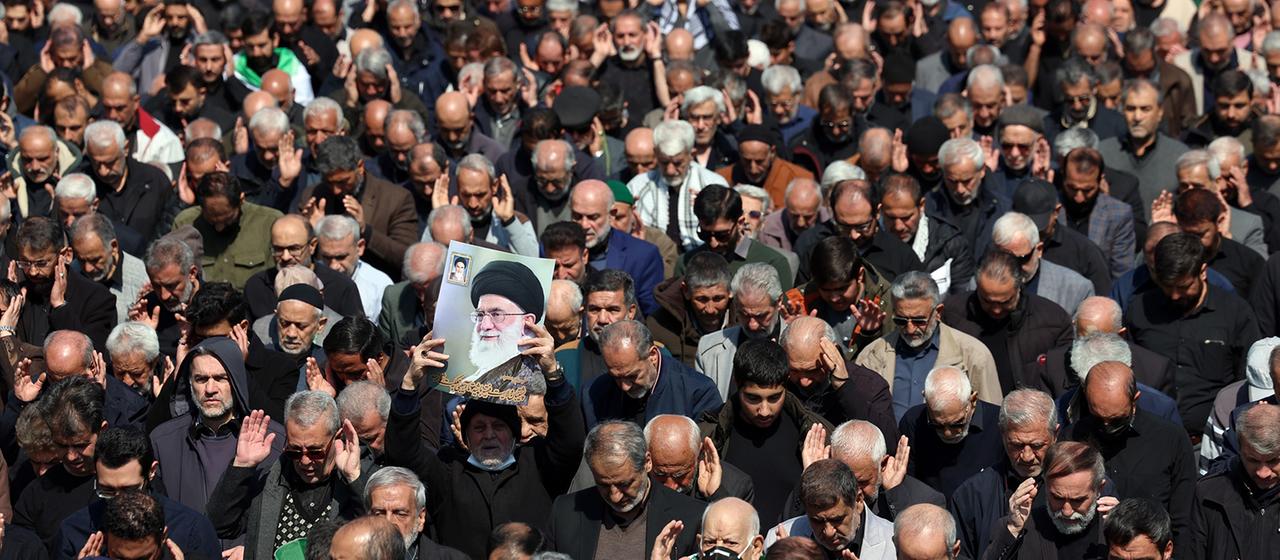 Ein iranischer Mann hält ein Bild von Ayatollah Ali Khamenei während der Freitagsgebetszeremonie in der Mosallah-Moschee in Teheran, Iran.