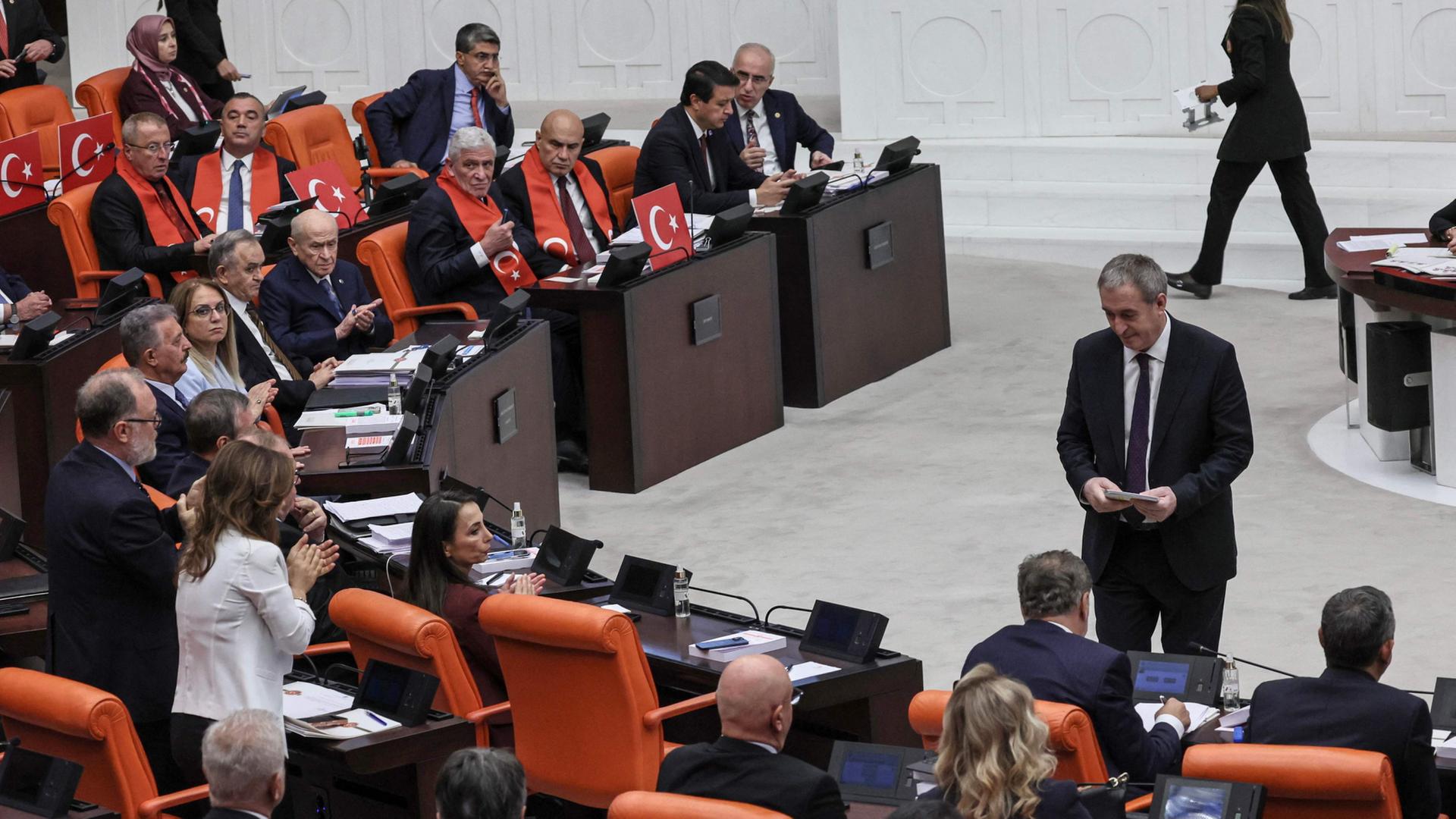 Parlament in der Türkei billigt Gesetz für Frieden mit der PKK Parlament in der Türkei billigt Gesetz für Frieden mit der PKK