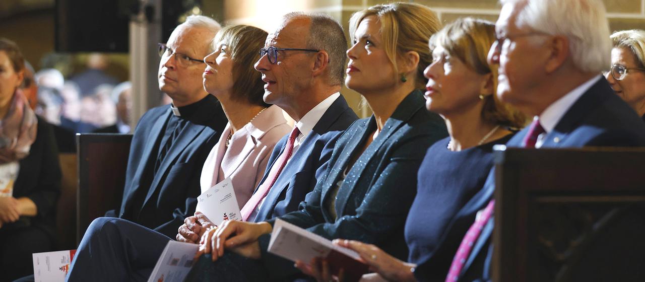 Frank-Walter Steinmeier (r-l), Elke Büdenbender, Julia Klöckner, Friedrich Merz, Charlotte Merz