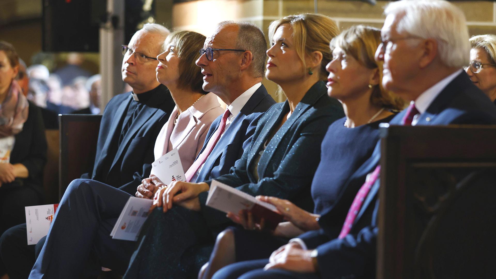 Frank-Walter Steinmeier (r-l), Elke Büdenbender, Julia Klöckner, Friedrich Merz, Charlotte Merz  | Moritz Frankenberg/dpa-Pool/dpa