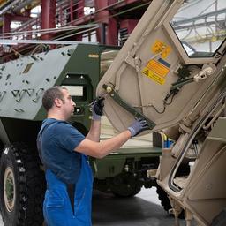 Ein Mitarbeiter arbeitet bei Rheinmetall an einem Transportpanzer vom Typ "Fuchs". 