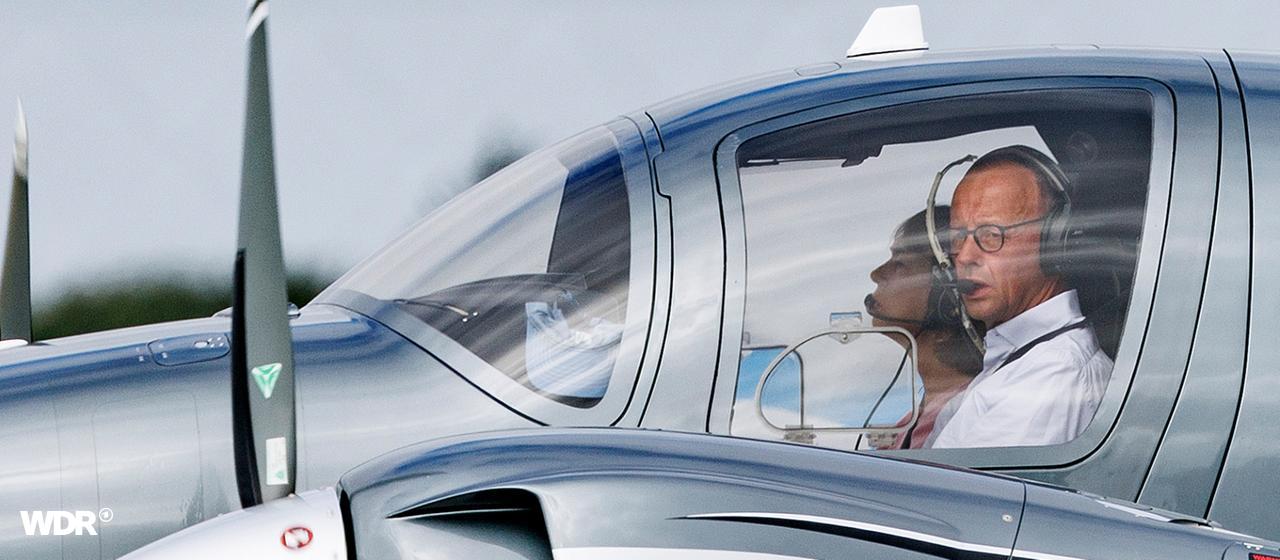 Friedrich Merz und seine Frau Charlotte in ihrem Privatflieger (Archivbild vom 08.07.2022)