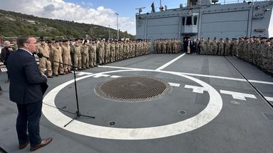 Boris Pistorius spricht auf der Fregatte "Hessen" vor Soldaten.