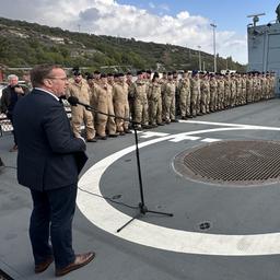 Boris Pistorius spricht auf der Fregatte "Hessen" vor Soldaten.