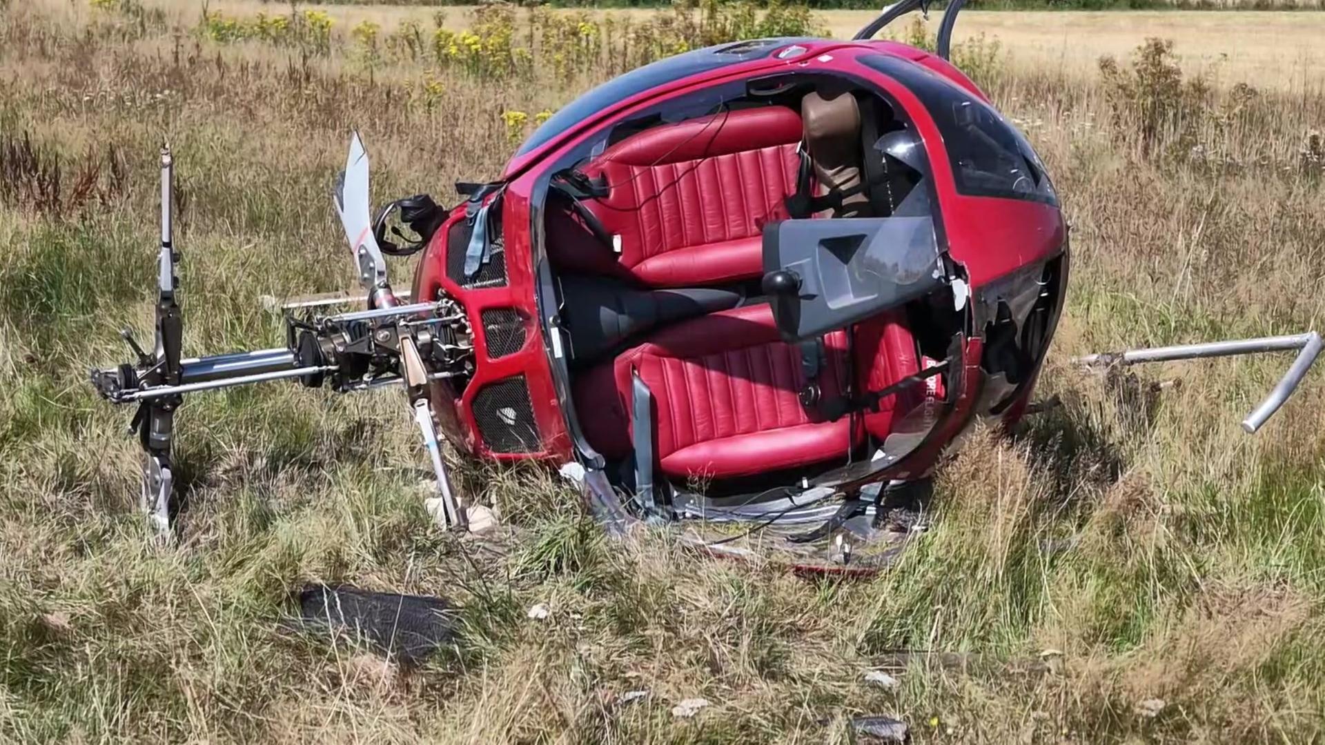 Ein kleiner Hubschrauber liegt schief auf dem Landeplatz in Ganderkesee | Radio Bremen