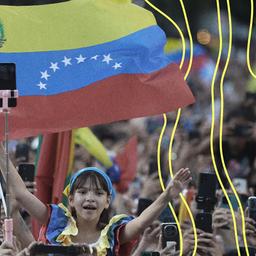 Eine Menschenmenge auf einem öffentlichen Event in Chile für die venezuelanische Community.